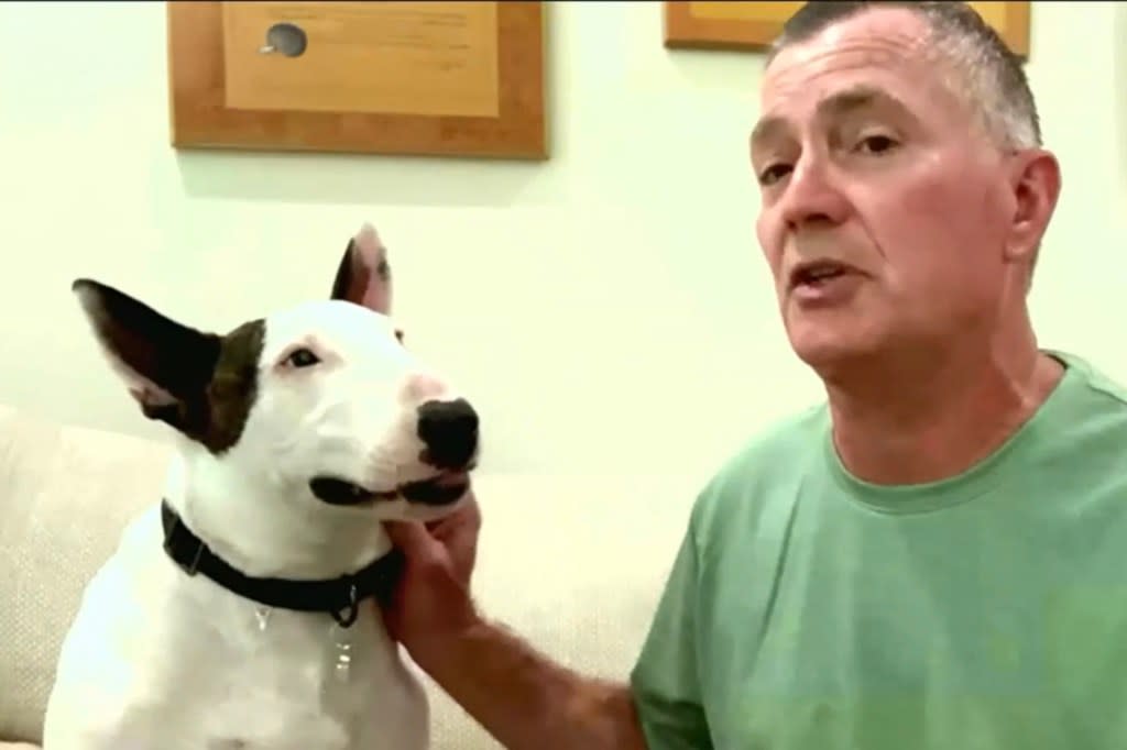 Chú chó Trooper cùng chủ mới Frank Spina sau khi được nhận nuôi sau cuộc giải cứu. (Nguồn: FOX Weather)