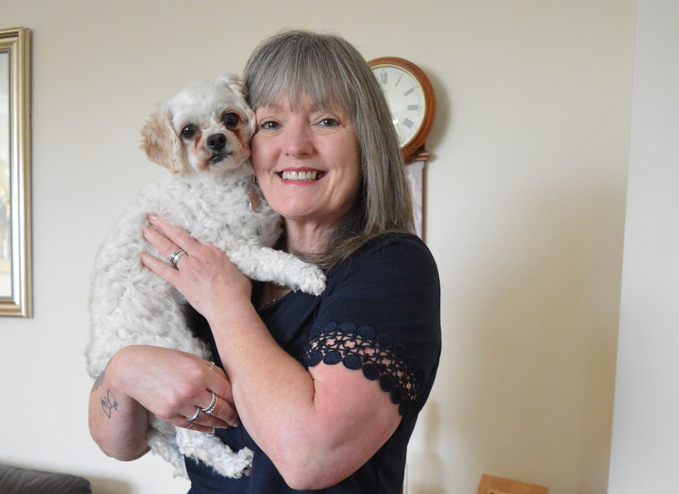 Jayne cùng chú chó 'Ruby Bish Fingers' (Ảnh: RSPCA Cymru/Cung cấp)